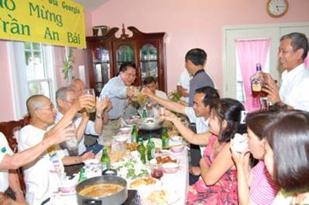 Trần Quang Sang khui rượu mừng