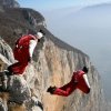 Hai vợ chồng Heather và Glenn Singleman nhảy từ đỉnh núi Brento, Italy với bộ quần áo có cánh để chứng minh họ có thể bay được.