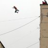 Một anh chàng người Nga nhảy từ tòa nhà 8 tầng xuống một mái nhà 5 tầng tại St Petersburg.